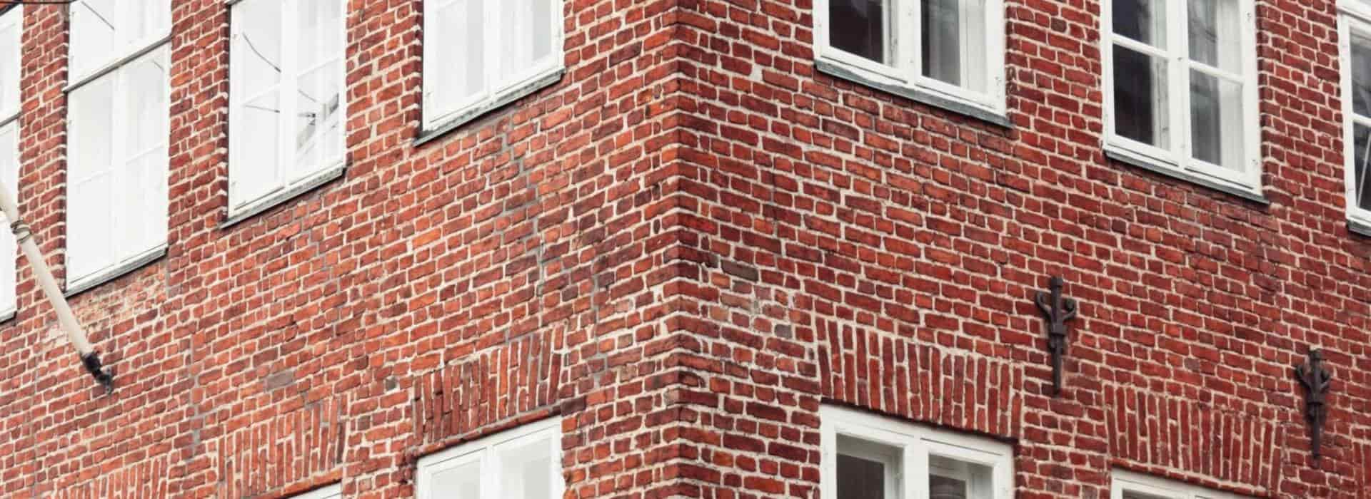 Facade på klassisk bymæssig ejendom — TXM investerer i fast ejendom med fokus på aktiv udvikling og strategisk ejerskab